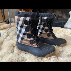 Burberry snow rain boots size 39 / 40, 8 / 9 women’s excellent condition plaid
